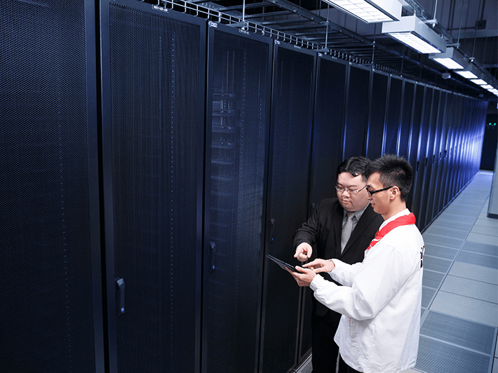 HGC 数据中心服务器机柜通道与现场运维人员
